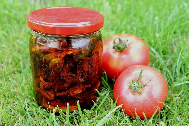 Suszone pomidory z czosnkiem i bazylią