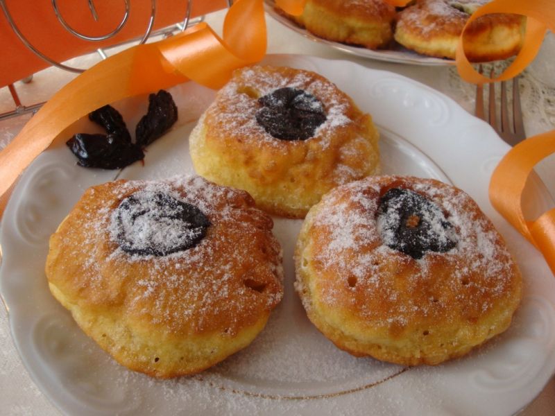 Suszone śliwki w cieście  Suszone śliwki w cieście