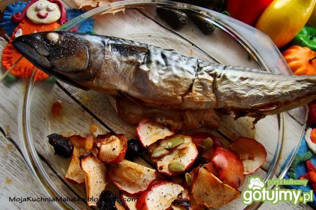 Świąteczna makrela z pieczonymi jabłkami