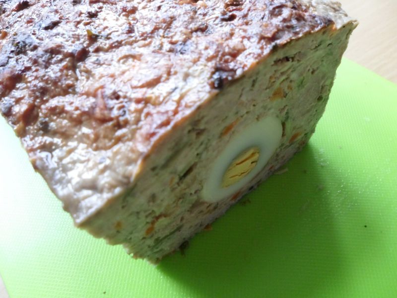 Świąteczna pieczeń z jajkiem