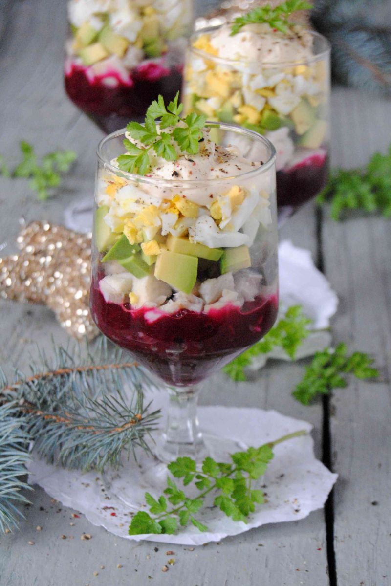 Świąteczna sałatka w pucharku