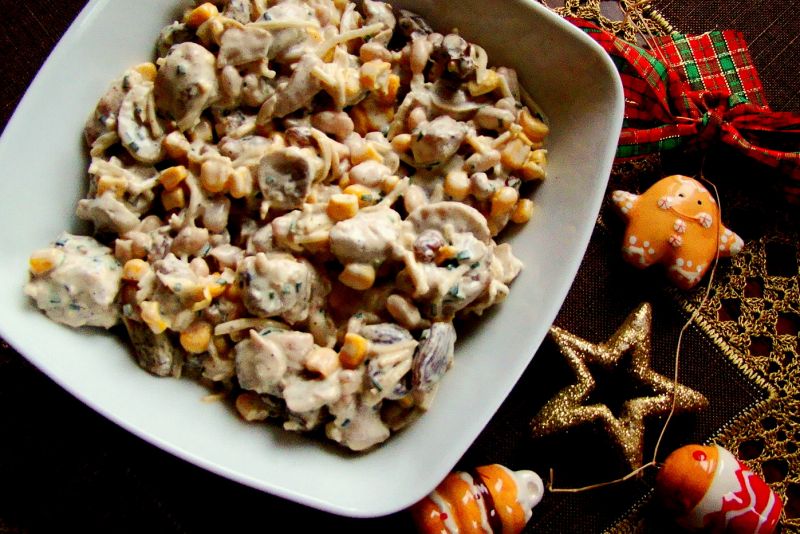 Świąteczna sałatka z kurczakiem i rodzynkami Świąteczna sałatka z kurczakiem i rodzynkami