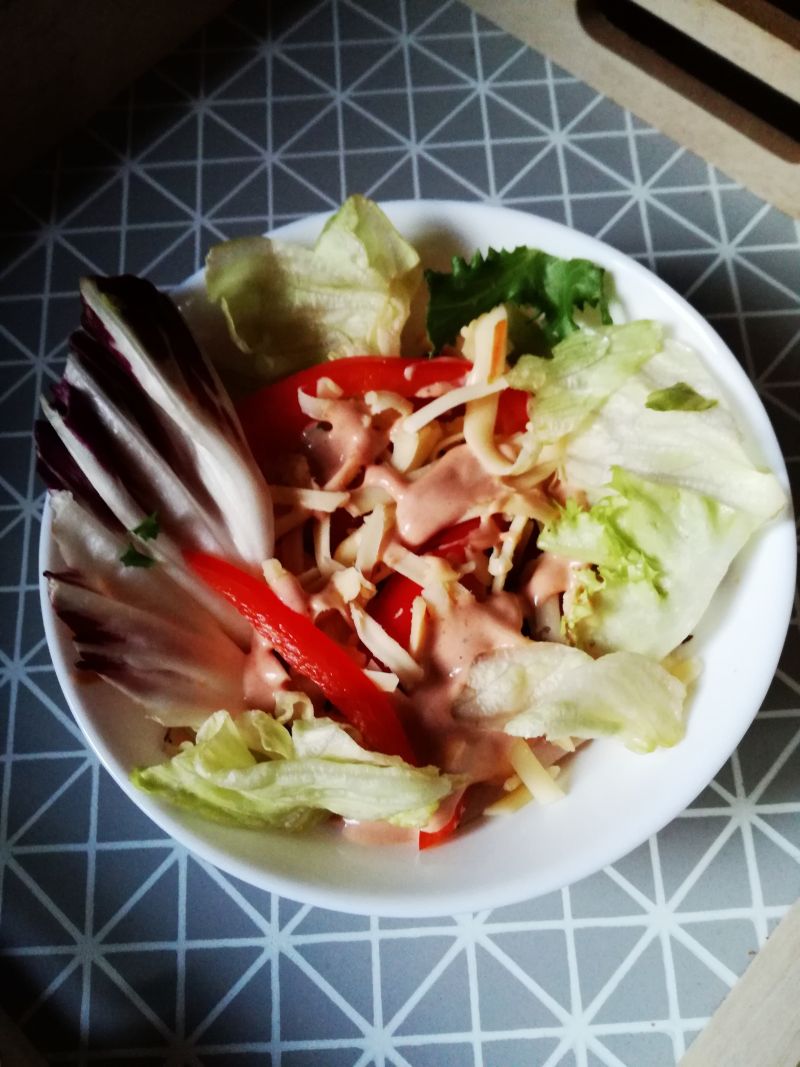 Świąteczna sałatka z szynką