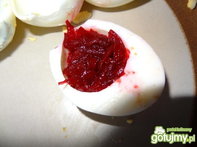 świąteczne jajka faszerowane buraczkami