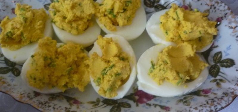 Świąteczne jajka z chrzanem i szczypiorkiem Świąteczne jajka z chrzanem i szczypiorkiem