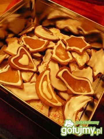 Świąteczne pierniczki z białym lukrem Świąteczne pierniczki z białym lukrem