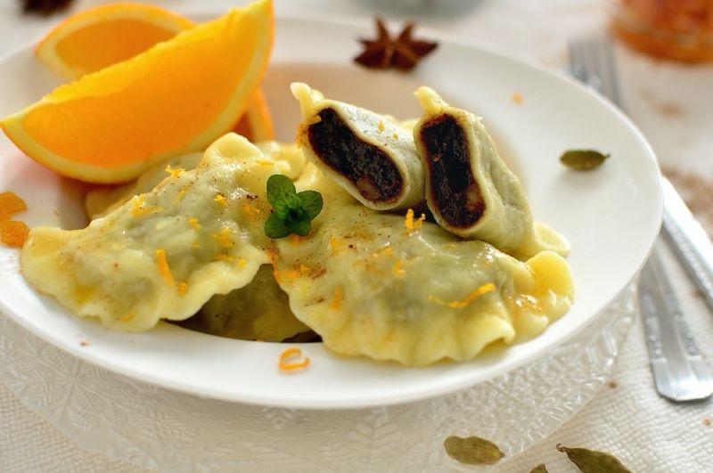 Świąteczne pierogi z suszonymi śliwkami Świąteczne pierogi z suszonymi śliwkami