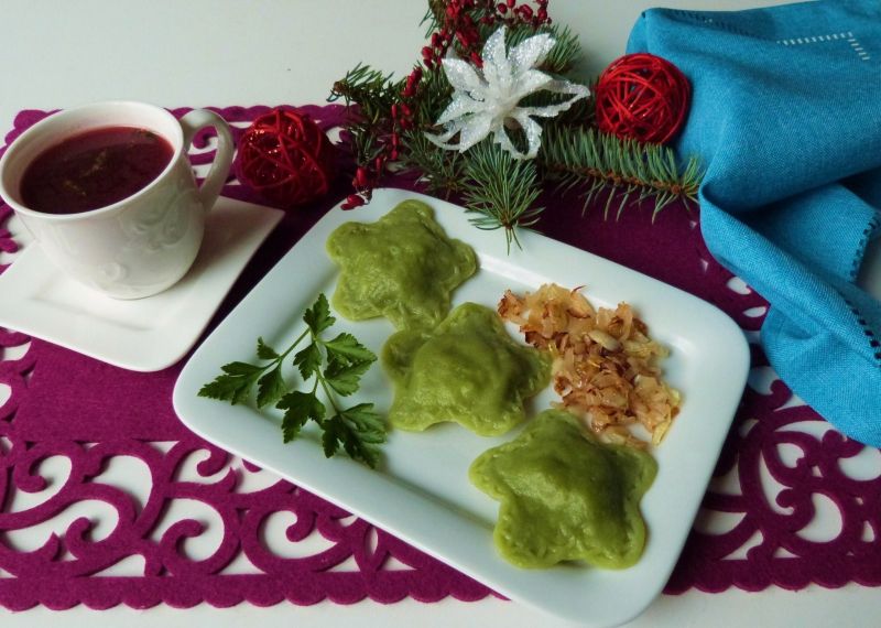 Świąteczne pierożki z kaszą jaglaną i grzybami Świąteczne pierożki z kaszą jaglaną i grzybami