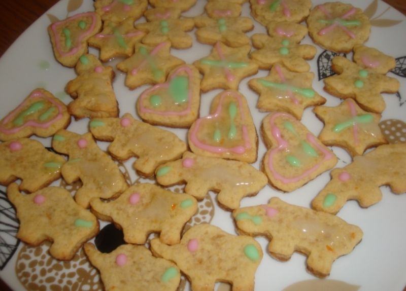 Świąteczne pomarańczowe ciasteczka z lukrem