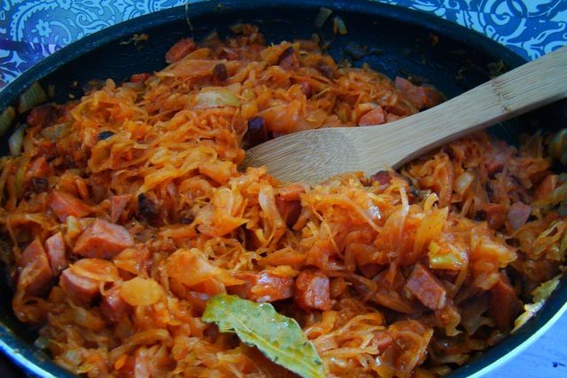 Świąteczny bigos z rodzynkami i jałowcem  Świąteczny bigos z rodzynkami i jałowcem