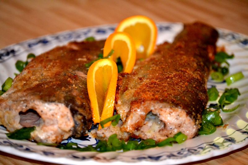 Świąteczny, kokosowy pstrąg z masłem czosnkowym