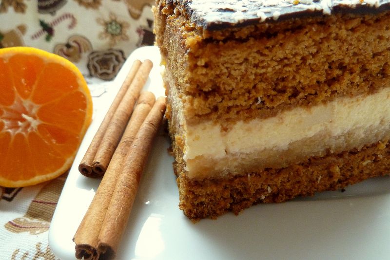 Świąteczny miodowiec z masą jabłkową i kokosową 