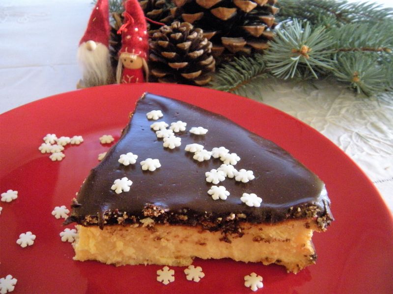 Świąteczny sernik z polewą piernikową ze śliwką