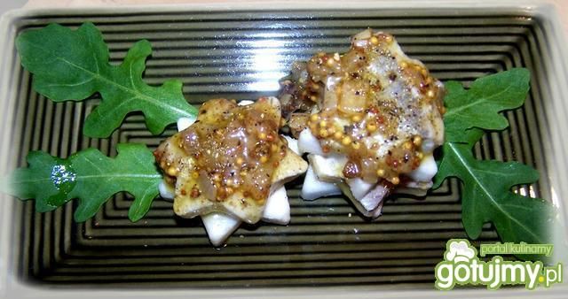 Świąteczny śledź korzenny.