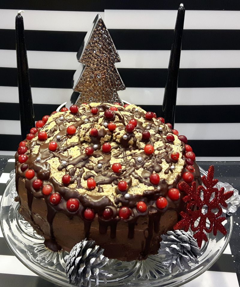 Świąteczny tort makowy z masą piernikową i bezą