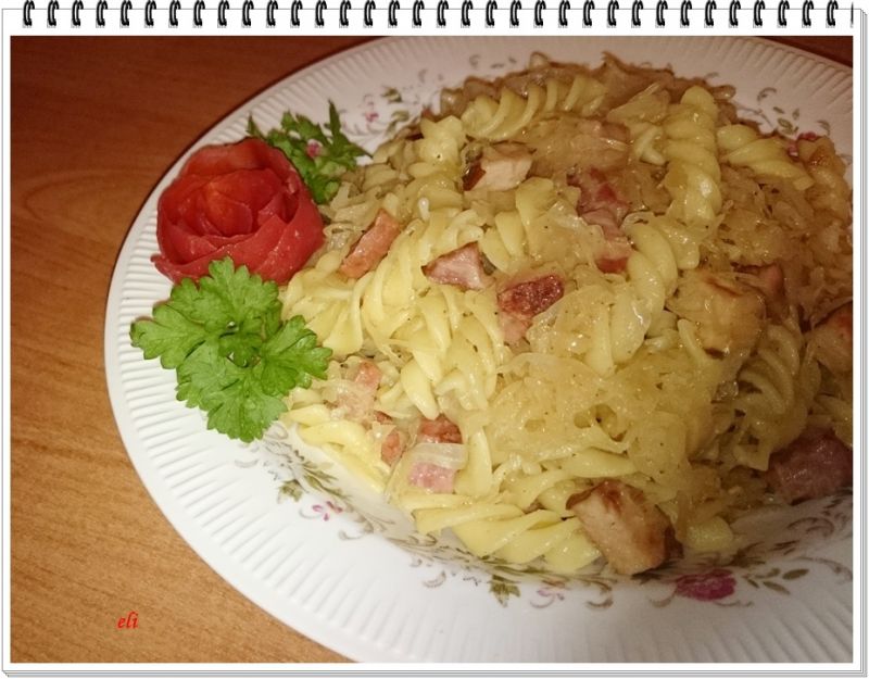 Świderki Eli z kapustą kiszoną i kiełbasą