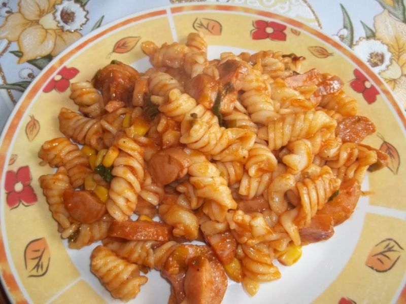 Świderki w sosie z kiełbasą i kukurydzą Świderki w sosie z kiełbasą i kukurydzą