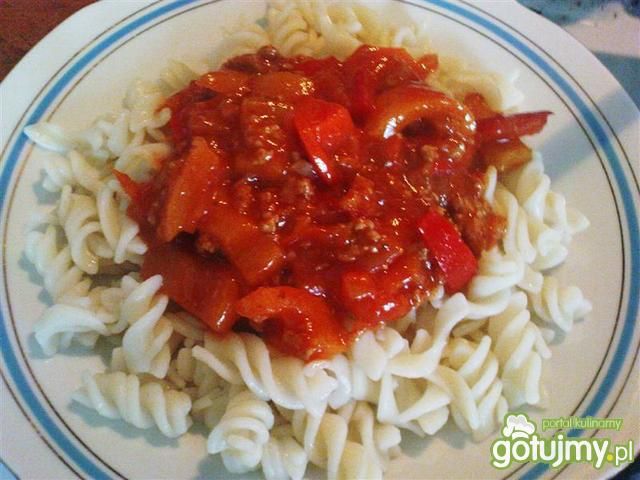 Świderki w sosie z papryką