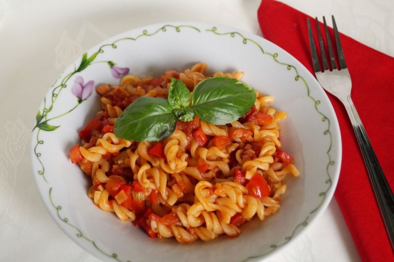 Świderki z boczkiem i warzywami