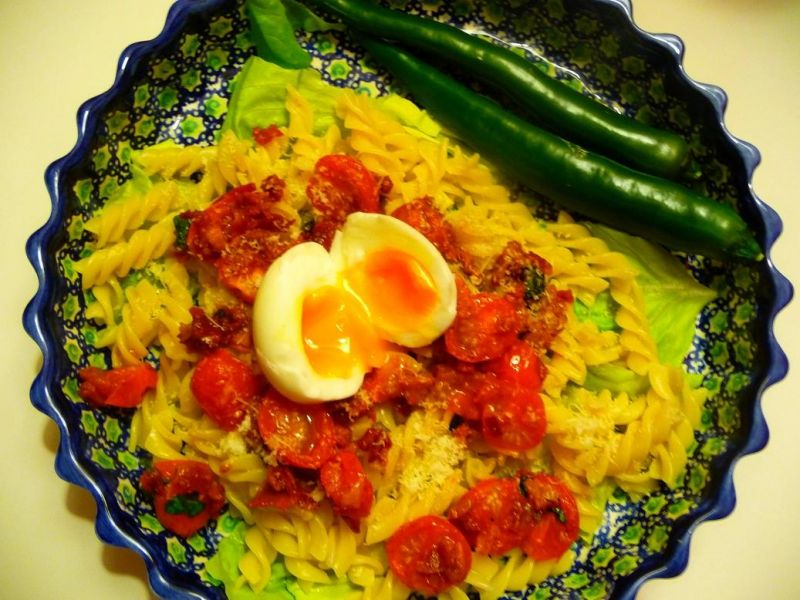 Świderki z crudo, pomidorkami i jajkiem