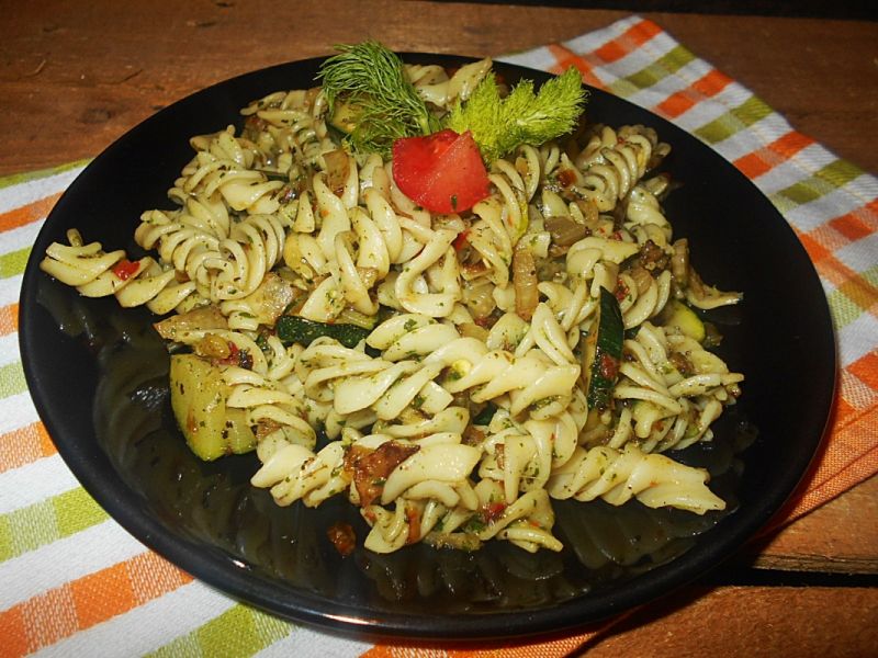 Świderki z cukinią, fenkułem i bazyliowym sosem