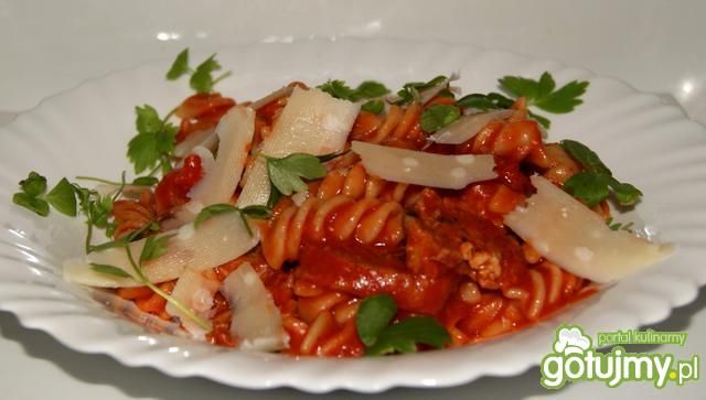 Świderki z klopsikami, sosem ,parmezanem