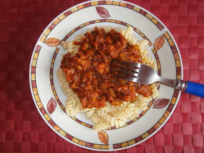 Świderki z mielonką z konserwy w sosie pomidorowym