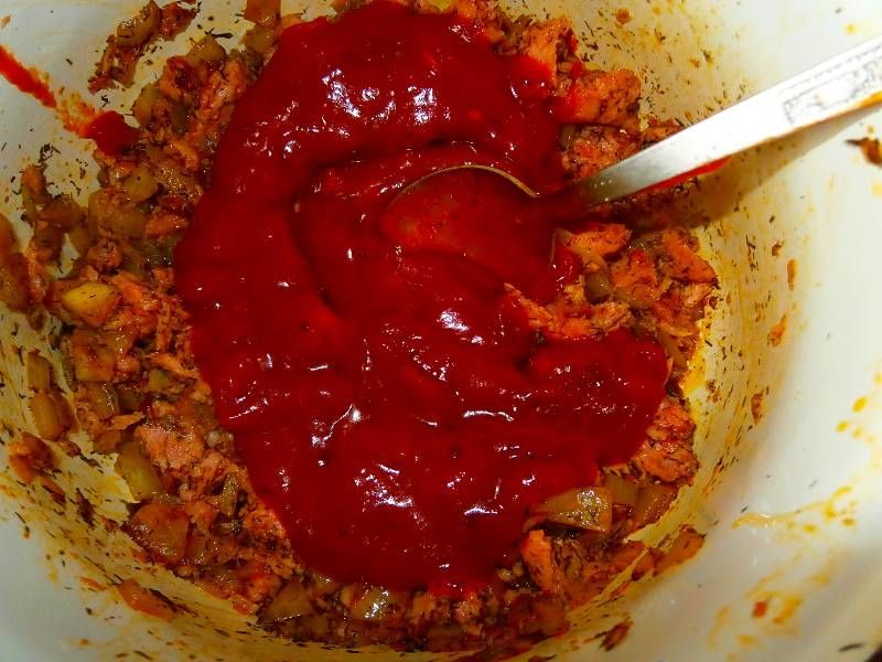 Świderki z mielonką z konserwy w sosie pomidorowym