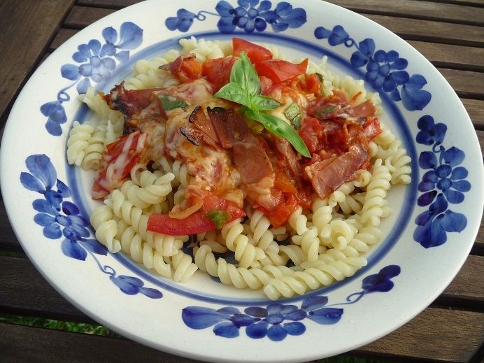 Świderki z pomidorami i szynką Świderki z pomidorami i szynką