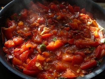 Świderki z pomidorami i szynką