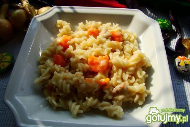 Świderki z sosem białym z marchewką  Świderki z sosem białym z marchewką