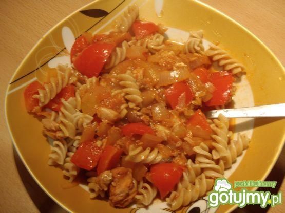 Świderki z sosem z tuńczykiem