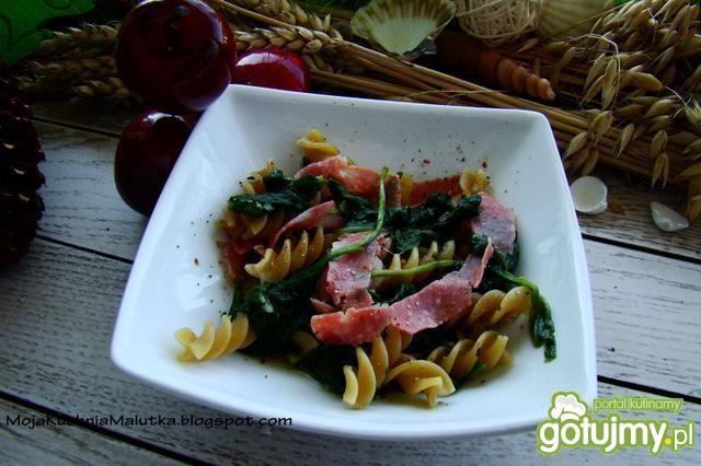 Świderki z szpinakiem i  włoskim salami 