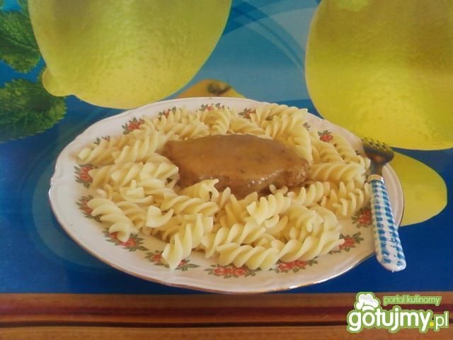 Świderki z szynką i sosem. Świderki z szynką i sosem.