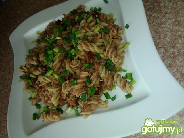 Świdry z tuńczykiem i susz. pomidorami