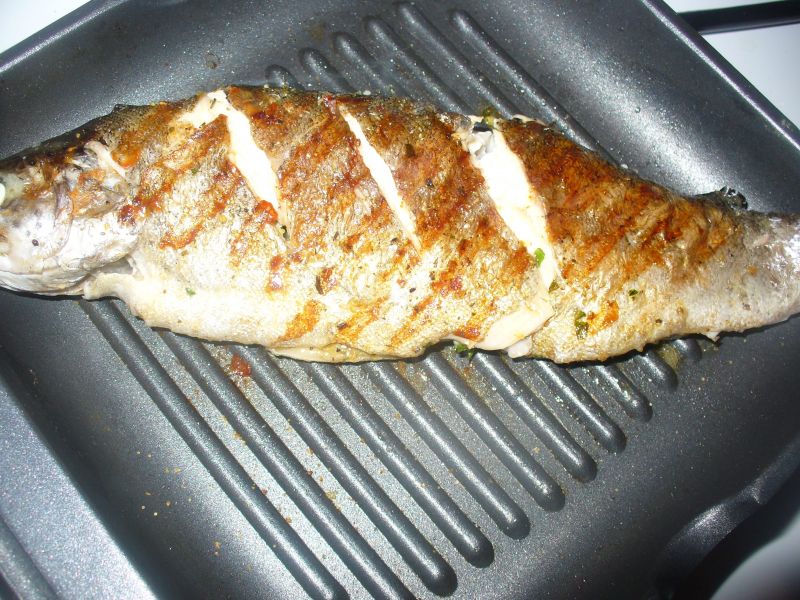 Świeży grillowany pstrąg z szafranem Świeży grillowany pstrąg z szafranem