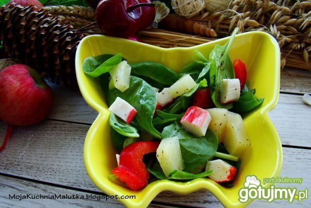 Świeży szpinak z paluszkami krabowymi i  Świeży szpinak z paluszkami krabowymi i