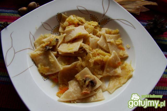 Swojski makaron z kapusta i pieczarkami 