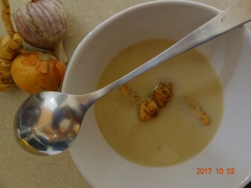 Sycąca zupa z białych warzyw z kurczakiem