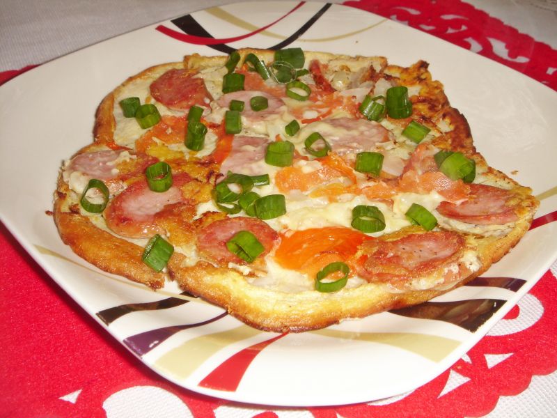 Sycący omlet z kiełbasą