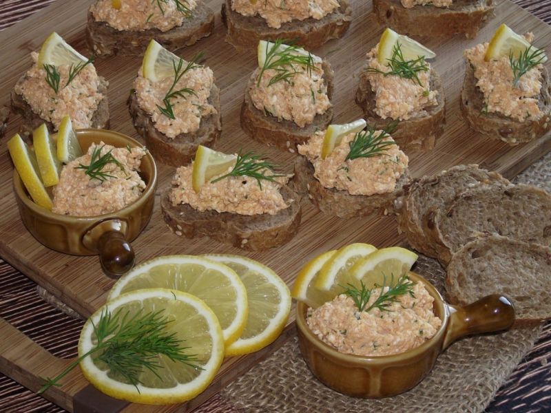 Sylwestrowe przekąski z pastą twarogową z łososiem