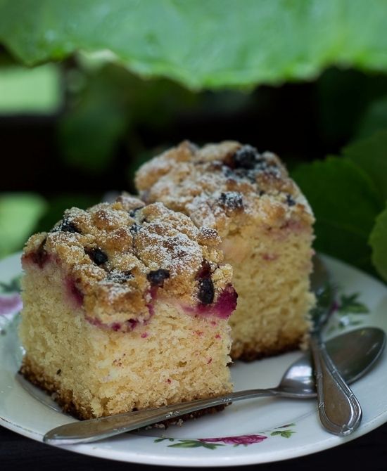 Sypana drożdżówka z agrestem i porzeczkami