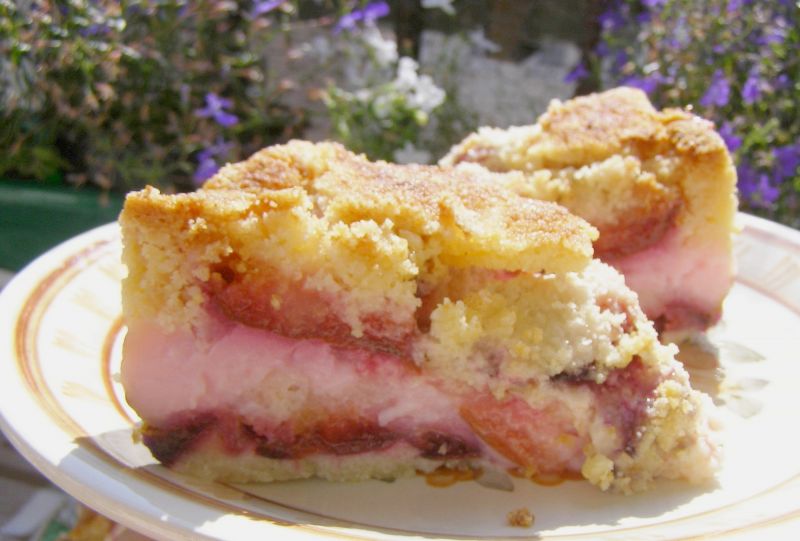 Sypana śliwkowo-budyniowa szarlotka