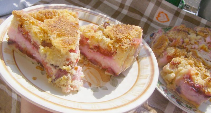 Sypana śliwkowo-budyniowa szarlotka