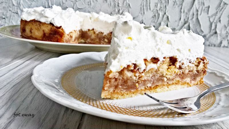 Sypana szarlotka z bitą śmietaną