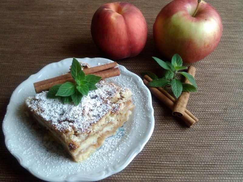 Sypana szarlotka z brzoskwiniami 