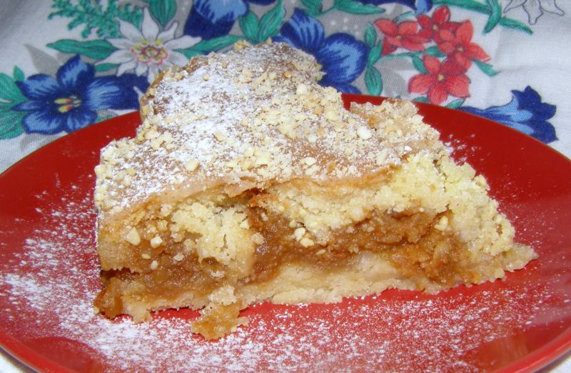 Sypana szarlotka z cynamonowym lukrem i orzeszkami