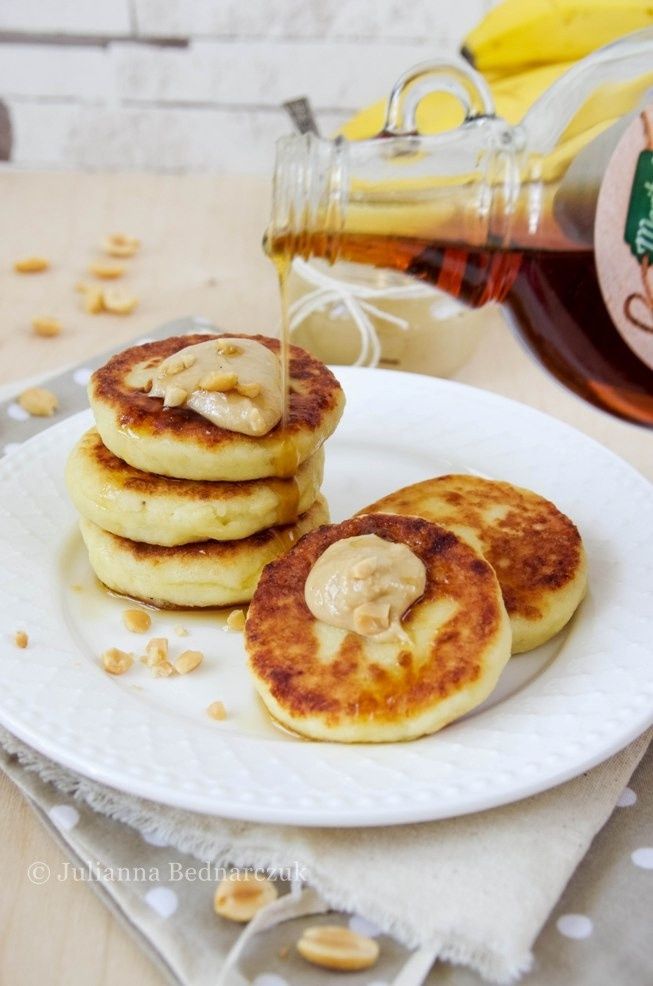 Syrniki bananowe z masłem orzechowym Syrniki bananowe z masłem orzechowym