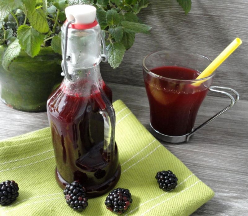 Syrop jeżynowy w butelkach