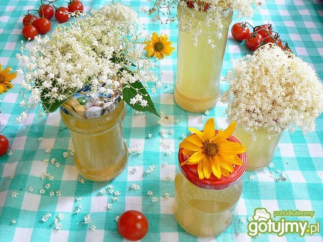 Syrop z kwiatów czarnego bzu.